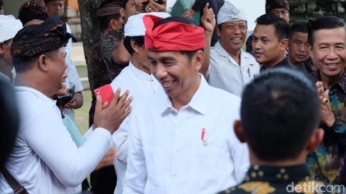 Jokowi pakai udeng merah di Bali