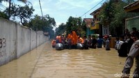 Saat ini BPBD bersama Polisi, TNI, dan SAR masih melakukan proses evakuasi kepada sejumlah warga yang masih terjebak banjir.
