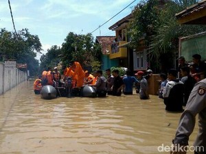 Korban Bencana Banjir dan Longsor di Jabar Capai Hampir 45 Ribu
