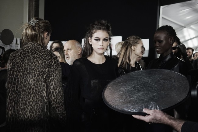 Kaia Gerber tetap memesona meski tubuhnya dibungkus dengan busana tertutup. (Foto: Getty Images)