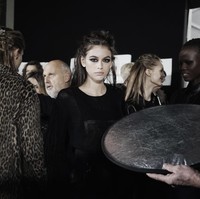 Kaia Gerber tetap memesona meski tubuhnya dibungkus dengan busana tertutup. (Foto: Getty Images)