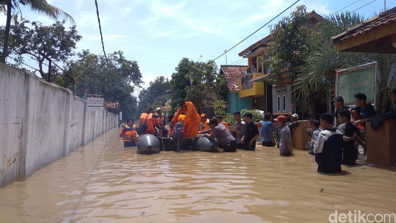 Banjir Capai 2 Meter di Cirebon, 20 Ribu Rumah Warga Terendam Banjir Capai 2 Meter di Cirebon, 20 Ribu Rumah Warga Terendam
