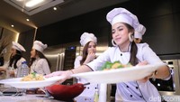 Mereka tampak antusias berbagi dengan anak yatim. Foto: Ismail/detikHOT
