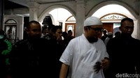 Novel kembali ke rumahnya pukul 18.50 WIB. Empat orang pria yang bersama Novel kembali mendampinginya pulang ke rumah.