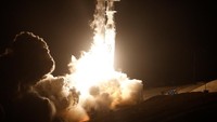 Roket Falcon 9 diluncurkan dengan membawa 2 satelit eksperimental terkait layanan internet (Foto: Dok. REUTERS/Gene Blevins)