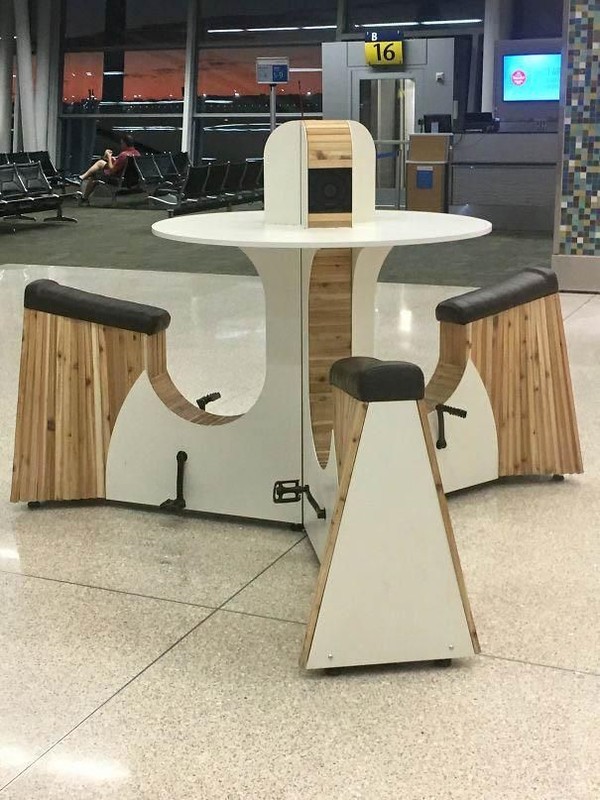Di Bandara Brisbane, Australia kamu bisa mengisi daya baterai handphonemu dengan cara mengayuh kursi berpedal seperti sepeda ini. Unik kan? (Tinypocketgiraffe/Bored Panda)