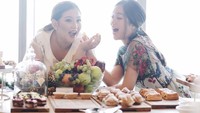 Bukan suap-suapan buah bersama suami, Cha Cha malah menyuapkan anggur segar ke temannya. Akrab sekali. Foto: instagram
