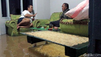 Foto: Ketika Warga Asyik Ngobrol di Ruang Tamu yang Kebanjiran