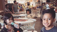 Imutnya, Jason dan Sarah memberikan senyuman manis mereka setelah menyantab steak ribs bersama. Foto: Instagram/nanamirdad_