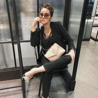 Tampil chic dalam busana serba hitam, Olla Ramlan melengkapi penampilannya dengan sepatu Balenciaga dan tas dari brand YSL. (Foto: Instagram)