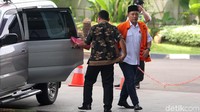 Saat tiba menggunakan mobil tahanan, Mustafa tidak langsung masuk ke dalam lobi ruang tunggu, tapi menghampiri wartawan.
