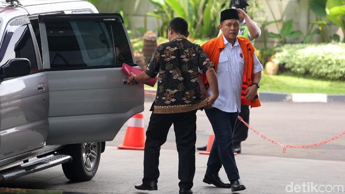Bupati Lampung Tengah yang juga cagub Lampung Mustafa sempat berkampanye saat akan diperiksa KPK.