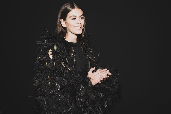 Masih berusia 16 tahun, Kaia Gerber muncul dengan keluguannya yang memesona. (Foto: Getty Images)