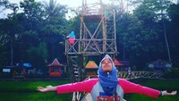 Di Desa Wisata Kemetul, Anda akan disuguhi pemandangan hijau juga jembatan menjorok ke sawah sangat ciamik bila dijadikan latar untuk foto (aasrahmawati123/Instagram)