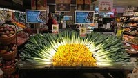 Susunan paprika kuning dan sayuran hijau ini mirip bulu merak ya? Bikin nggak tega mau diambil. Foto: Istimewa