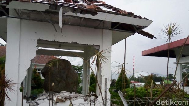 Kerusakan akibat kemarahan warga. 