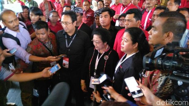 Jokowi Tinggalkan Rakernas PDIP Sambil Bagikan Kaos