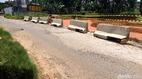 Selain proyek jalan Tol Cijago, di sekitar Kukusan ada pembangunan apartemen Dave. Biasanya mobil truk atau yang mengangkut alat berat melewati jalan ini.