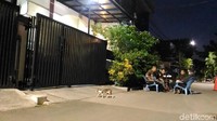 Terlihat penjagaan di rumah Novel dibantu anggota Komando Kesiapsiagaan Angkatan Muda Muhammadiyah (Kokam) dan juga KPK.