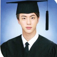 Tampilan Jin ketika wisuda juga pernah menarik atensi para penggemar dan netizen. Foto: Instagram