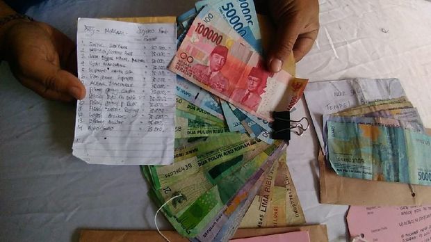 Uang hasil pungli dan catatan PKL yang dipungli