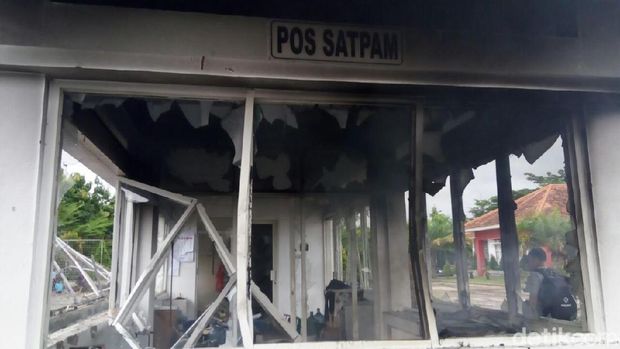Pos Satpam PT RUM dirusak dan dibakar warga.