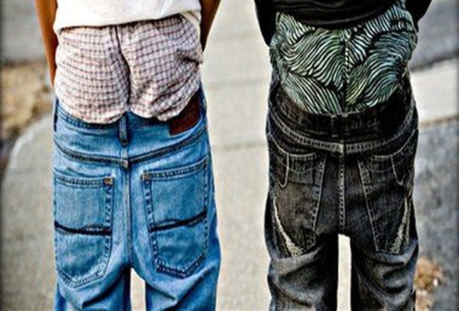 Celana melorot seperti yang pernah dipakai Justin Bieber dan musisi hip-hop, sebaiknya cukup dipakai di atas panggung saja. Apa tidak ada celana lain yang lebih muat dipakai jalan-jalan? Foto: istimewa