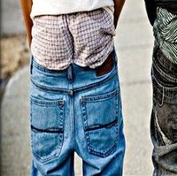 Celana melorot seperti yang pernah dipakai Justin Bieber dan musisi hip-hop, sebaiknya cukup dipakai di atas panggung saja. Apa tidak ada celana lain yang lebih muat dipakai jalan-jalan? Foto: istimewa