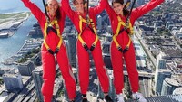 Alex Morgan (sebelah kiri) bersama teman-temannya mendatangi CN Tower Edge Walk di Kanada. Tempat menguji nyali dengan berdiri di pinggiran gedung pencakar langit (@alexmorgan13/Instagram)