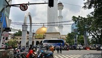 Parkir liar yang berada di pertigaan Jalan Dewi Sartika-Jalan Dalem Kaum ini mampu menampung ratusan motor. Selain warga, anggota Satpol dan Dishub yang bertugas di sekitaran alun-alun juga terlihat parkir di tempat ini.