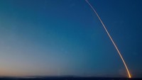 Dikutip dari ABC 7, Jumat (23/2), netizen menyebut peluncuran Falcon Heavy lebih indah dari Falcon 9 karena saat peluncuran Falcon 9 langit terlibat cukup terang (Foto: Dok. REUTERS/Gene Blevins)