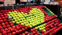 Agar tidak membosankan, apel merah dan hijau disusun dalam rak yang sama. Semakin menarik karena polanya dibuat bentuk hati. Foto: Istimewa