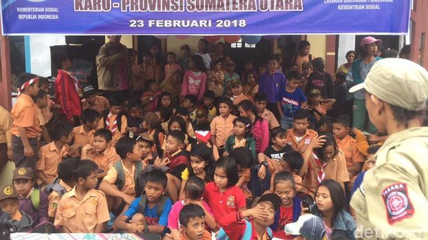 Mensos Idrus Marham mengunjungi pengungsi korban erupsi Sinabung, Jumat (23/2/2018)
