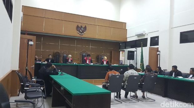 Sidang vonis tiga terdakwa penyuap Wali Kota Cilegon nonaktif Iman Ariyadi di Pengadilan Tipikor Serang, Jumat (23/2/2018)