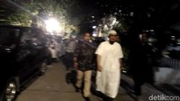 Novel mengenakan gamis warna putih dan kopiah warna senada. Dia keluar rumah pukul 18.20 WIB, didampingi empat orang, dua di antaranya dari KPK.