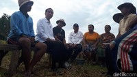 Jokowi meninjau proyek padat karya di Desa Kukuh, Kecamatan Marga, Kabupaten Tabanan, Bali, Jumat (23/2/2018) pukul 08.15 Wita. (Foto: Andhika Prasetia/detikcom)