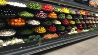 Jika biasanya rak supermarket berbentuk kotak, rak yang satu ini wadahnya bulat. Hasilnya susunan buah dan sayur kelihatan unik dan beda. Foto: Istimewa