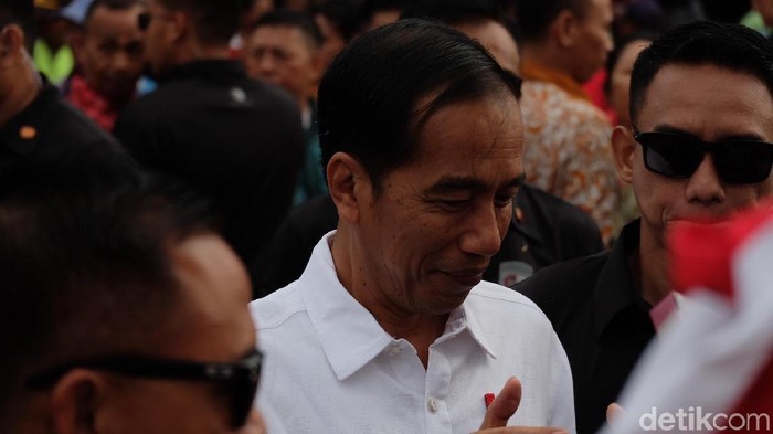 Kunker ke Bali, Jokowi Bagi-bagi Sembako di Badung