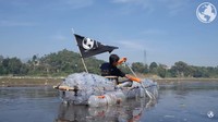 Bencheghib bersaudara mendayung sampan botol plastik di atas joroknya Citarum. Aksi bule Prancis ini bersambut dengan program pemerintah. (Screenshot video dari Make A Change World)