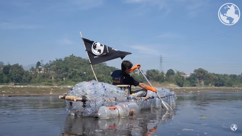 Melihat Lagi Aksi Bule Prancis saat Mendayung di Citarum