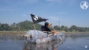 Melihat Lagi Aksi Bule Prancis saat Mendayung di Citarum