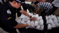 Setelah berhasil menggagalkan penyelundupan, Sri Mulyani bilang, pihak Bea Cukai, BKIPM, dan Bareskrim Polri menahan lima orang yang terlibat dalam kasus tersebut. Dok. Kemenkeu.