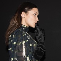 Seduktif dan seksi, begitu aura yang terpancar dari Bella Hadid yang kini berusia 21 tahun. (Foto: Getty Images)