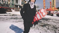 Oppa mau unjuk kebolehan bermain snowboard ya? (Foto: Instagram/jyheffect0622)