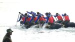 Aksi Marinir Berenang dan Mendayung di Selat Sunda