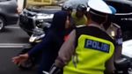 Foto: Aksi Emak-emak Gigit Tangan dan Pukuli Polisi di Kudus