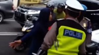 Sejumlah pengguna kendaraan melihat pemandangan itu. Si ibu tak memedulikan mereka. Ibu itu melepaskan gigitannya dan masih belum reda amarahnya.