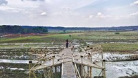Spot instagramable di Desa Wisata Kemetul itu berupa jembatan yang menjorok ke tengah sawah hingga berbagai spot foto yang lain, berupa tulisan (pril_apriil/Instagram)