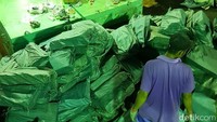 Kapal tersebut berisi ribuan bungkusan berbentuk persegi. Bungkusan itu berbungkus plastik berwarna hijau. Pihak kapal menyebut bungkusan itu berisi ikan yang sudah dibekukan. (Foto: Agus Siswanto-detikcom)
