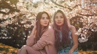Berkiprah dari TV, kakak beradik Marischka Prudence dan Chantal Della Concetta juga kompak banget untuk urusan traveling. Ini momen kebersamaan saat liburan ke Jepang (@chantaldellaconcetta_/Instagram)